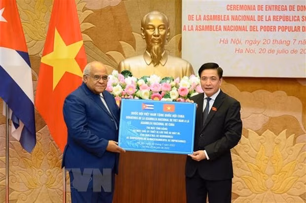 Secretary General of the Vietnamese National Assembly (NA) and head of its Office Bui Van Cuong meets Cuban Ambassador to Vietnam Orlando Nicolás Hernández and presents the gifts from the National Assembly of Vietnam to the National Assembly of the People's Power of Cuba in July 2022. (Photo: VNA)