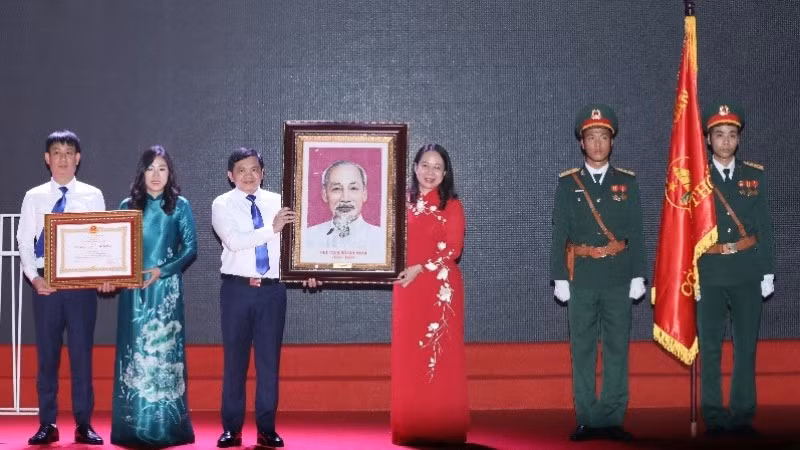 Vice President Vo Thi Anh Xuan presents the Second-class Labour Order to Le Duan School, on the occasion of its 40th anniversary.