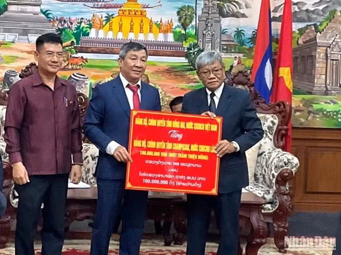 Leaders of the Dong Nai Province presents a gift to Champasak Province.