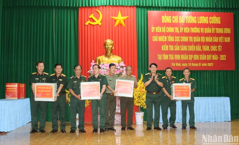 Representatives of the armed forces in Tra Vinh Province receive Tet gifts from the Ministry of Defence.