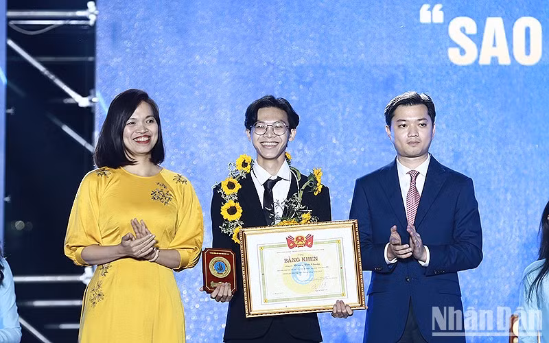 An outstanding student is honoured at the ceremony.