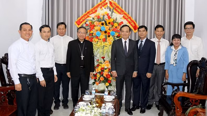 Deputy Prime Minister Tran Luu Quang congratulates the Phan Thiet Diocese. (Photo: VNA)