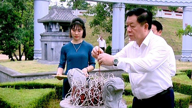 PCC Secretary and Head of the PCC’s Commission for Communication and Education Nguyen Trong Nghia offers incense to commemorate patriot Nguyen Thai Hoc and fallen soldiers. 