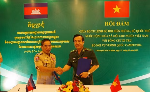 Lieut. Gen. Le Duc Thai (R) and Gen. Kirth Chantharith (Photo: VNA)