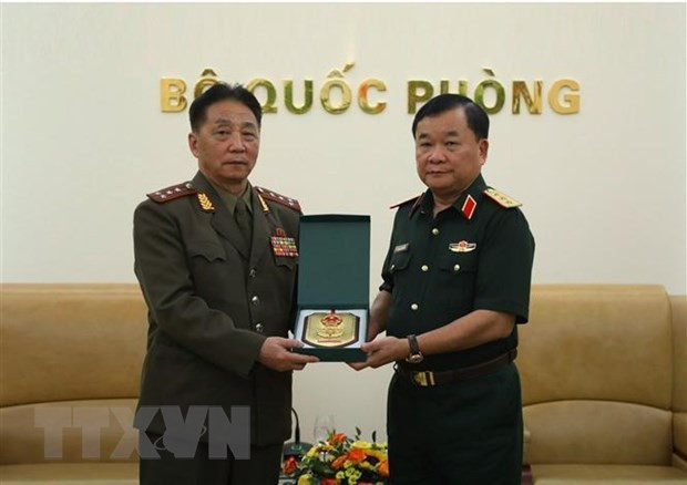 Deputy Minister of National Defence Lieut. Sen. Gen. Hoang Xuan Chien (R) presents a souvenir to Colonel Kim Myong Chol, Defence Attaché of the Democratic People’s Republic of Korea (DPRK). (Photo: VNA)
