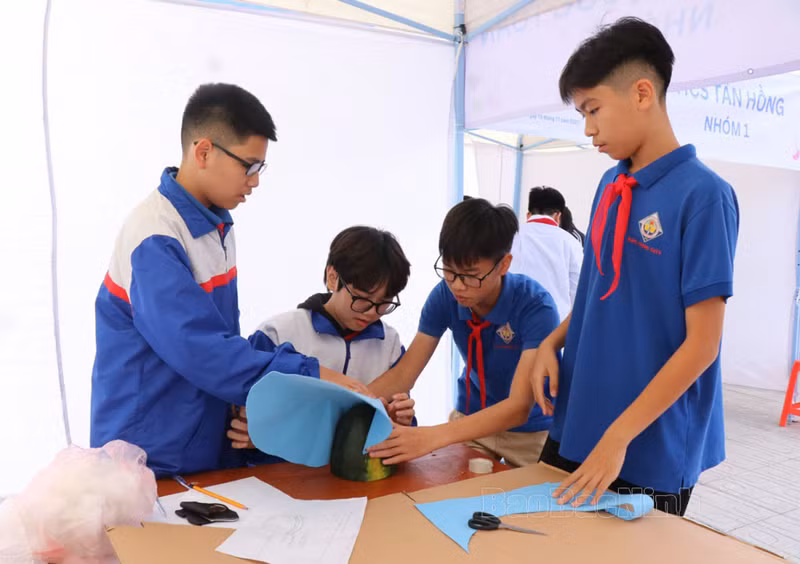 Students experience a STEM activity at the event. (Photo: baobacninh.com.vn)