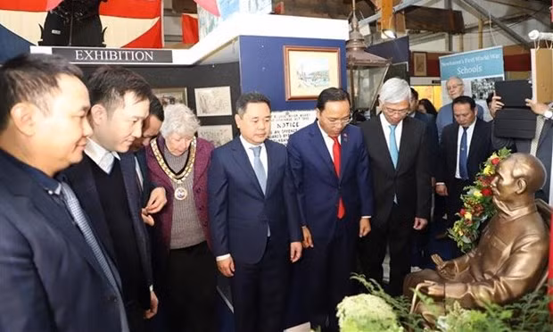 The Vietnamese Embassy in the UK and the Newhaven Town Council inaugurate the renovation of a bronze statue of President Ho Chi Minh at the Newhaven Museum on October 25, 2023. (Photo: VNA)