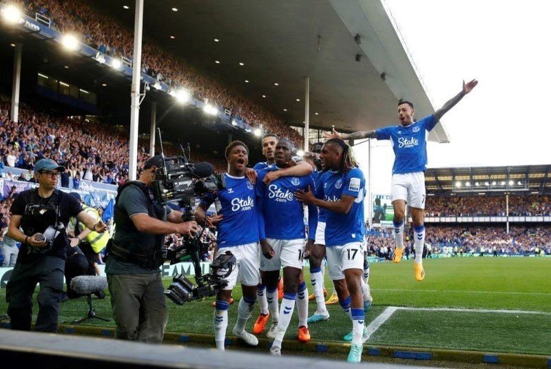 Everton's Abdoulaye Doucoure celebrates scoring their first goal with Conor Coady, Demarai Gray and Alex Iwobi - Premier League - Everton v AFC Bournemouth - Goodison Park, Liverpool, Britain - May 28, 2023. (Action Images via Reuters)
