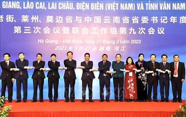 Officials from the sides poses for a group photo (Photo: VNA)