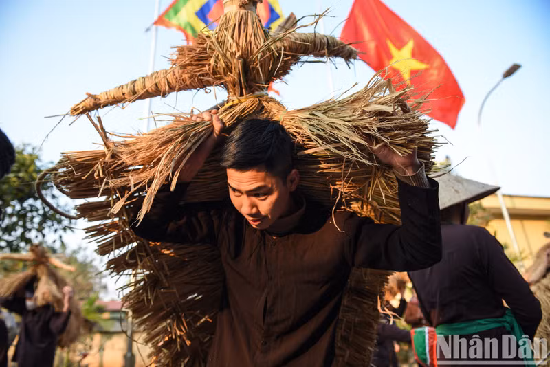 This is a unique and typical festival of wet rice culture in the Red River Delta. The highlight of the festival is the performance of buffaloes and cows made from straw, expressing the wish for a year of favourable weather.