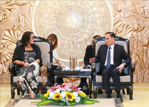 Head of the Commission for External Relations Le Hoai Trung (R) and President of the Communist Party of Brazil Luciana Santos (Photo: VNA)