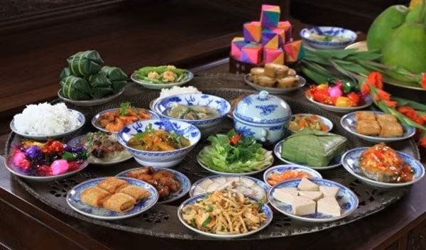 Food offerings to ancestors in Hue on Lunar New Year's Day. (Photo: VNA)