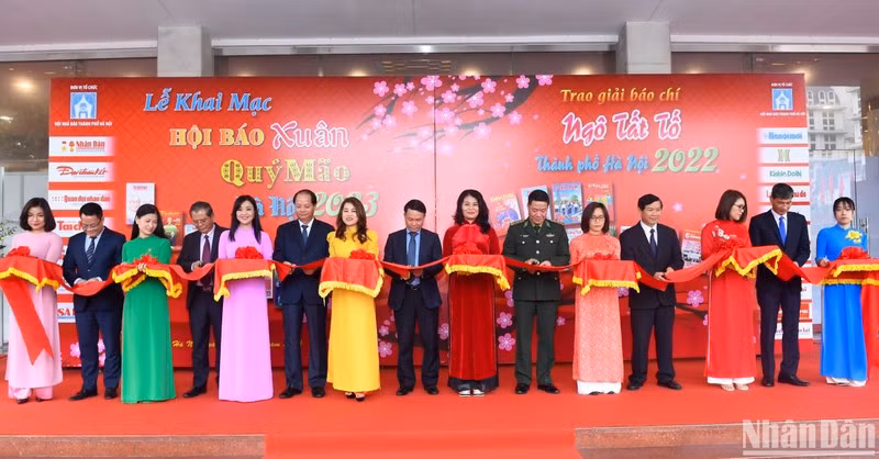 Delegates cut the ribbon to open the 2023 Hanoi Spring Press Festival.