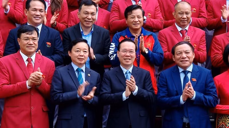 President Vo Van Thuong meets outstanding athletes at SEA Games 32. (Photo: Hong Quan)