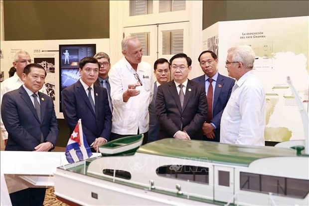 National Assembly Chairman Vuong Dinh Hue (C) at Fidel Castro Ruz Centre in La Habana. (Photo: VNA)