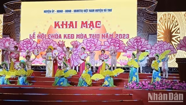 An art performance is staged at the opening ceremony of the festival.