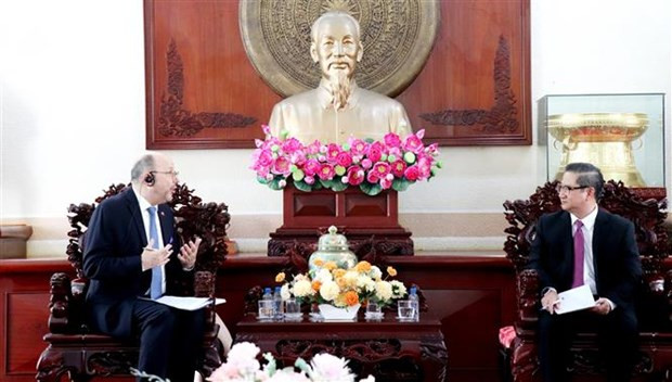 Chairman of the Can Tho city People’s Committee Tran Viet Truong and Swiss Ambassador to Vietnam Thomas Gass at the reception. (Photo: VNA)