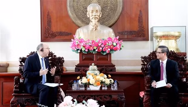 Chairman of the Can Tho city People’s Committee Tran Viet Truong and Swiss Ambassador to Vietnam Thomas Gass at the reception. (Photo: VNA)