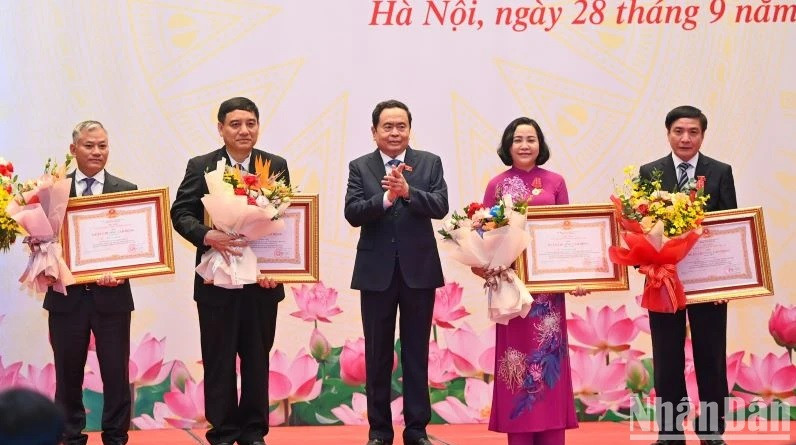 Collectives and individuals are honoured with the Labour Order at the ceremony. (Photo: NDO/Duy Linh)