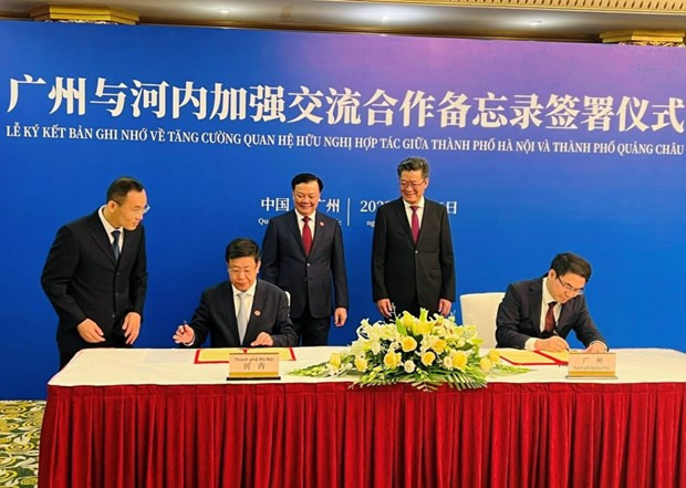 Secretary of the Hanoi Party Committee Dinh Tien Dung (left, back) and Guo Yonghang (right, back), Secretary of the Guangzhou Party Committee witness the signing of the MoU between the two cities (Photo: laodong.vn)