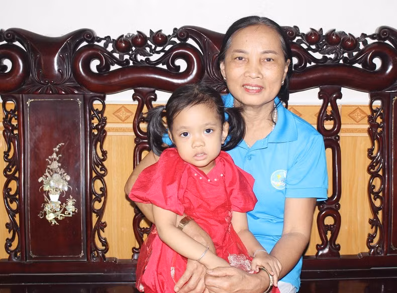 Nguyen Thi Huong was asked by Cuban leader Fidel Castro to give first aid to doctors of the Cuban delegation after being hit by a bomb, that exploded on September 15, 1973. (Photo: Lam Quang Huy)