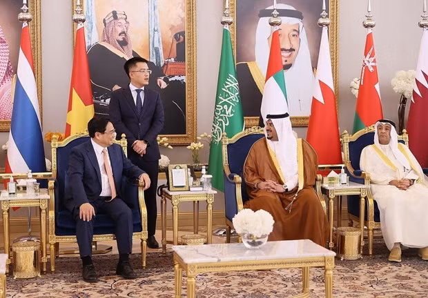 Prime Minister Pham Minh Chinh is greeted by officials of Riyadh city. (Photo: VNA)