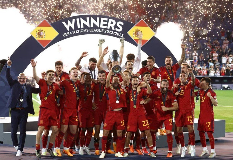 Spain's Jordi Alba lifts the trophy with teammates after winning the UEFA Nations League final - UEFA Nations League Final - Croatia v Spain - Feyenoord Stadium, Rotterdam, Netherlands - June 18, 2023. (Photo: Reuters)