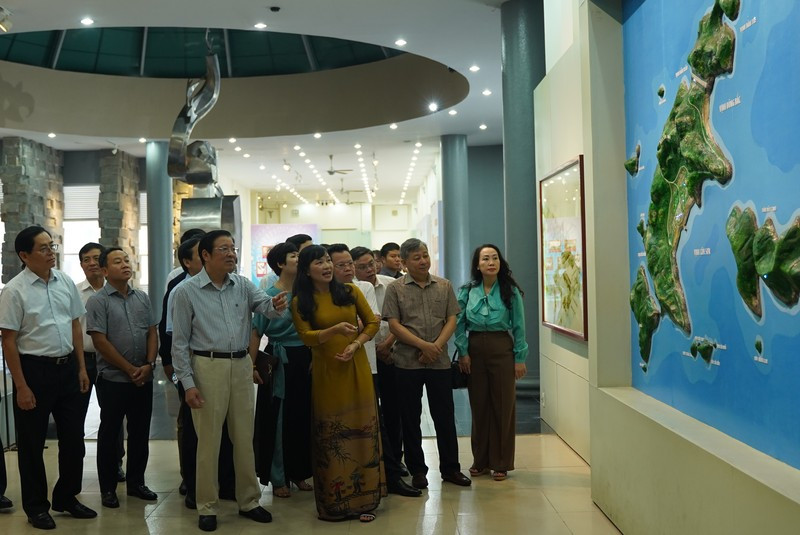 Politburo member Phan Dinh Trac visits Con Dao Prison national relic site