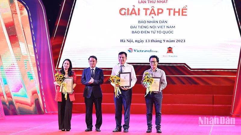 Nhan Dan (People) Newspaper receives the collective award.