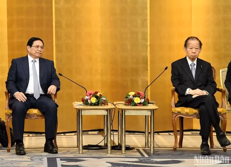 PM Pham Minh Chinh receives Chairman of the Japan - Vietnam Parliamentary Friendship Alliance Nikai Toshihiro. (Photo: Thanh Giang)