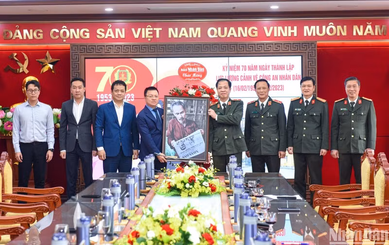 A delegation of Nhan Dan Newspaper visits and presents gifts to officers and soldiers at the Police Guard High Command.