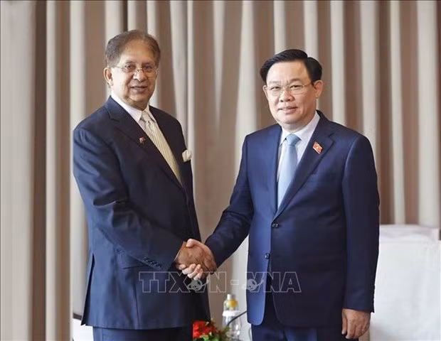 Chairman of the Vietnamese National Assembly (NA) Vuong Dinh Hue (R) and President of the Bangladesh-Vietnam Friendship Society (BVFS) Shamsher M. Chowdhury. (Photo: VNA)
