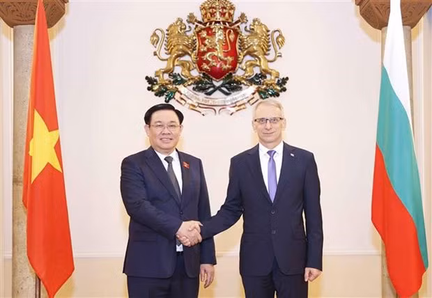 National Assembly Chairman Vuong Dinh Hue (L) and Prime Minister of Bulgaria Nikolai Denkov (Photo: VNA)