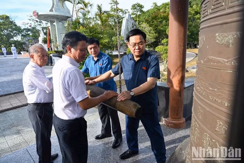 NA Chairman Vuong Dinh Hue and delegates ring the bell at Hoa Binh bell tower at the Martyrs Cemetery in Hue city.