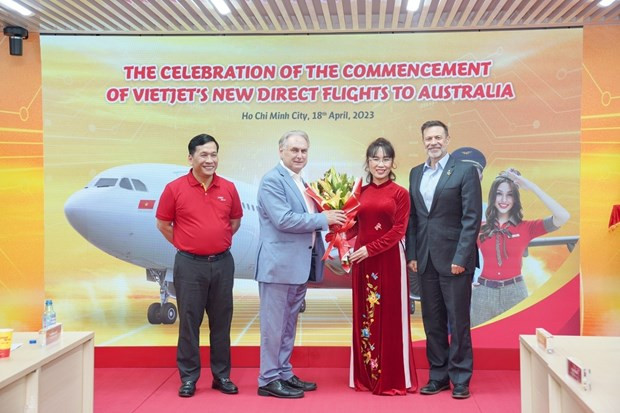 Vietjet President and Chairwoman Nguyen Thi Phuong Thao, CEO Dinh Viet Phuong welcome Minister Farrell, and Australian Ambassador to Vietnam Andrew Goledzinowski (R) (Photo courtesy of Vietjet)