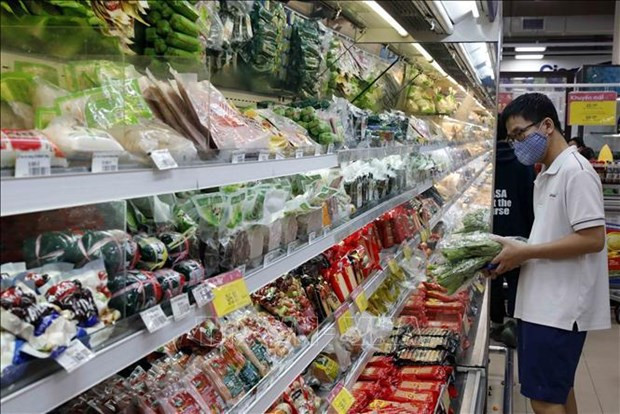 A man shop at a supermarket in Hanoi. (Photo:VNA)