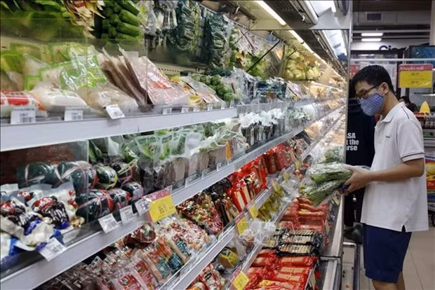 A man shop at a supermarket in Hanoi. (Photo:VNA)
