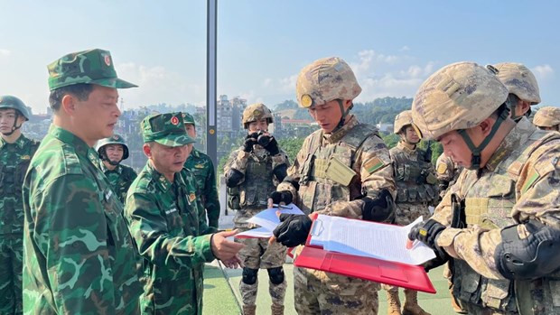 The patrol commanders of Lao Cai province's border guards and their Chinese counterpart from Mengzi sign a bilateral patrol record in 2023. (Photo: bienphong.com.vn)