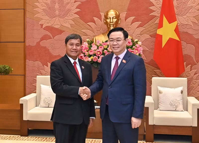 NA Chairman Vuong Dinh Hue warmly welcomes Lao NA Vice Chairman Khambay Damlath.