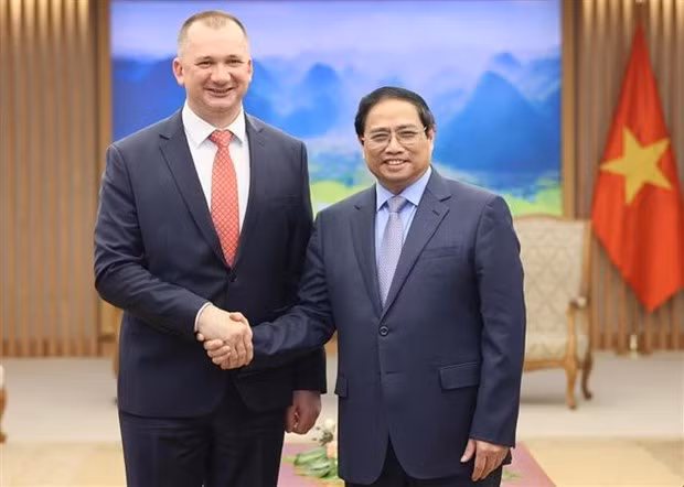 Prime Minister Pham Minh Chinh (R) and visiting Belarusian Minister of Internal Affairs Ivan Vladimirovich Kubrakov in Hanoi on April 26 (Photo: VNA)