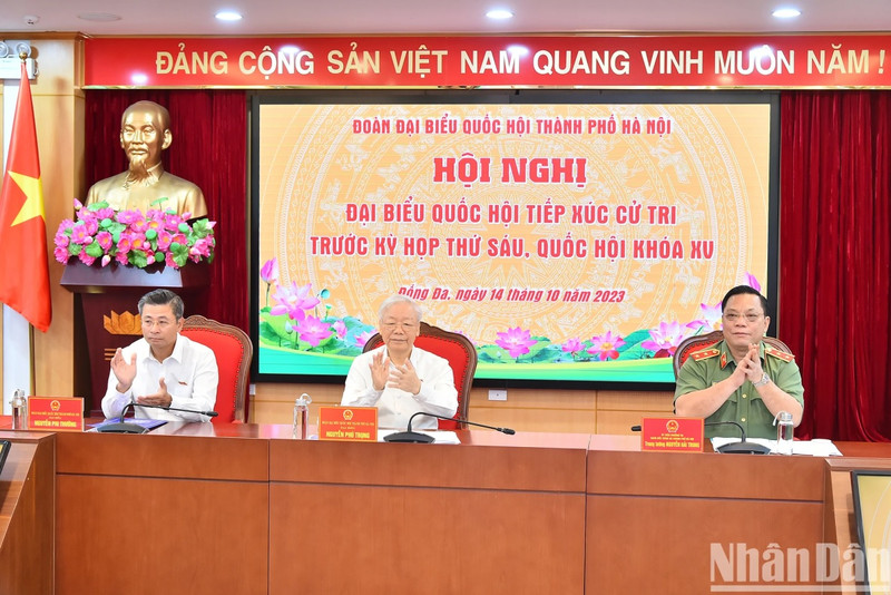Party General Secretary Nguyen Phu Trong and National Assembly delegates of Hanoi’s Constituency No.1 attends the meeting with voters.