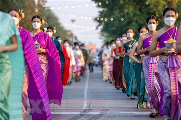 Performers participate in a street parade celebrating the Songkran Festival in Ayutthaya, Thailand. (Photo: Xinhua/VNA)
