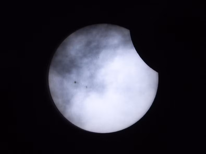 It is known that in this eclipse in Vietnam, only a few provinces and cities in the southern region can be observed with a relatively low coverage rate. (Photo: Le Anh Hoang - Binh Duong)