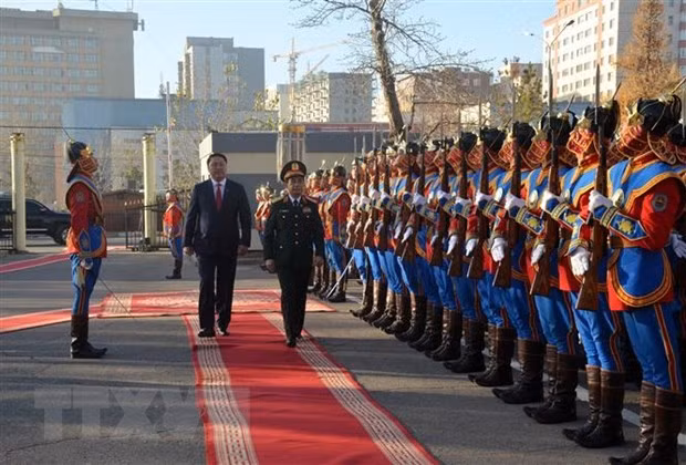 Minister of National Defence Gen. Phan Van Giang and his Mongolian counterpart Gursediin Saikhanbayar inspect guards of honour (Photo: VNA)