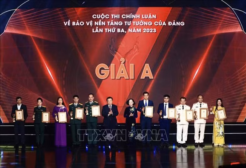 Politburo member, Permanent member of the Party Central Committee (PCC)’s Secretariat and Head of the PCC’s Organisation Commission Truong Thi Mai and Politburo member, Director of the Ho Chi Minh National Academy of Politics and Chairman of the Central Theoretical Council Nguyen Xuan Thang present A prizes to the winners.