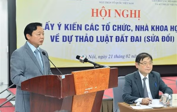 Deputy Prime Minister and Minister of Natural Resources and Environment Tran Hong Ha (standing) addresses the conference (Photo: VNA)