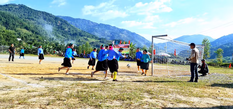 The women’s soccer tournament is held annually in Binh Lieu District, attracting the participation of a large number of people and tourists.