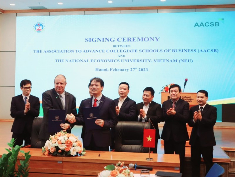 An overview of the signing ceremony.