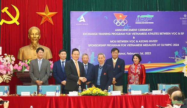 Delegates at the signing ceremony (Photo: qdnd.vn)