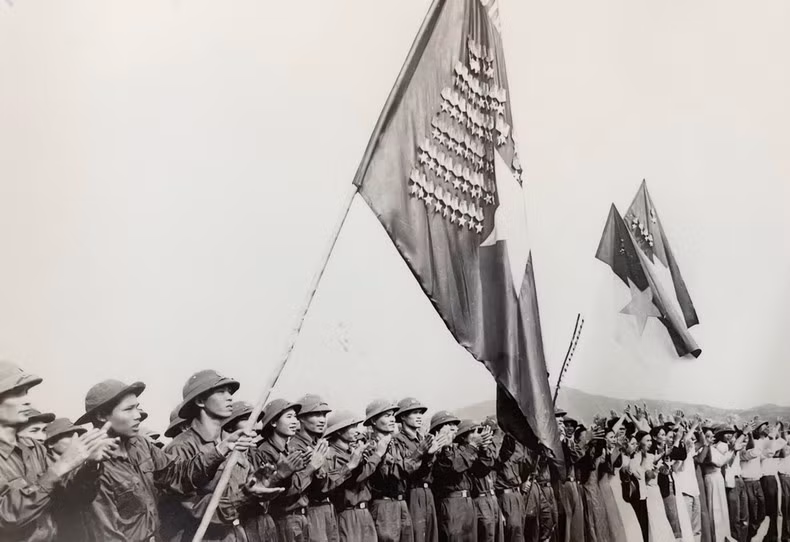 Armed forces and people in Quang Tri attend a meeting to welcome Cuban leader Fidel Castro. (File photo)